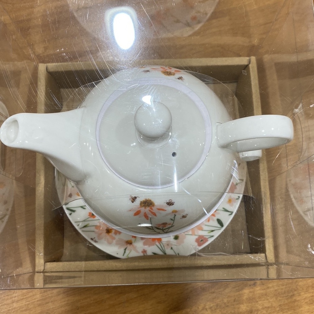 NWT.  Teapot/cup/saucer serve-ware set. - Picture 5 of 8